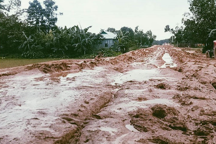 The dilapidated road on the Kalmakanda border in Netrakona — FE Photo