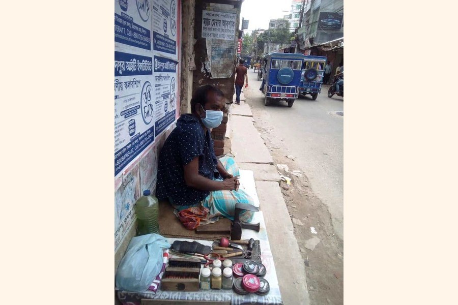 A daily wage earner sitting idle due to lockdown in Chandpur — FE Photo