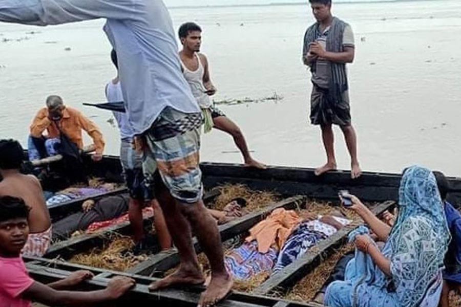 15 die after lightning strikes wedding party boat in Chapainawabganj