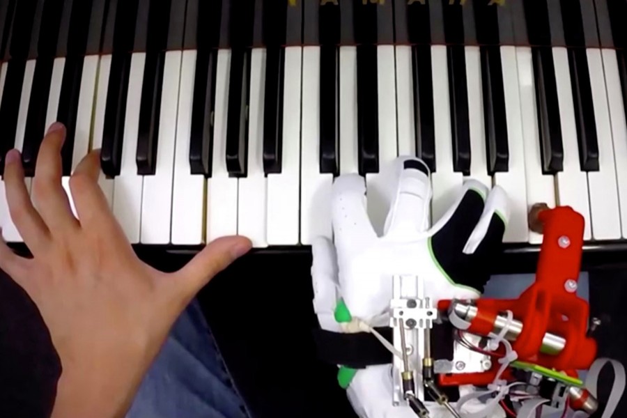 Pianists learn to play with robot thumb