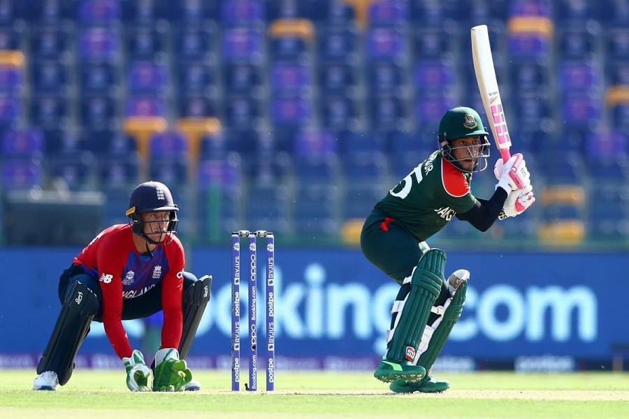 Mushfiqur Rahim once again throws away his wicket playing reverse sweep. Photo: ESPNcricinfo