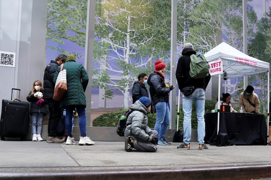 Travelers line up for a COVID-19 test during the coronavirus disease (COVID-19) pandemic in the Manhattan borough of New York City, New York, U.S., November 26, 2021. REUTERS/Carlo Allegri