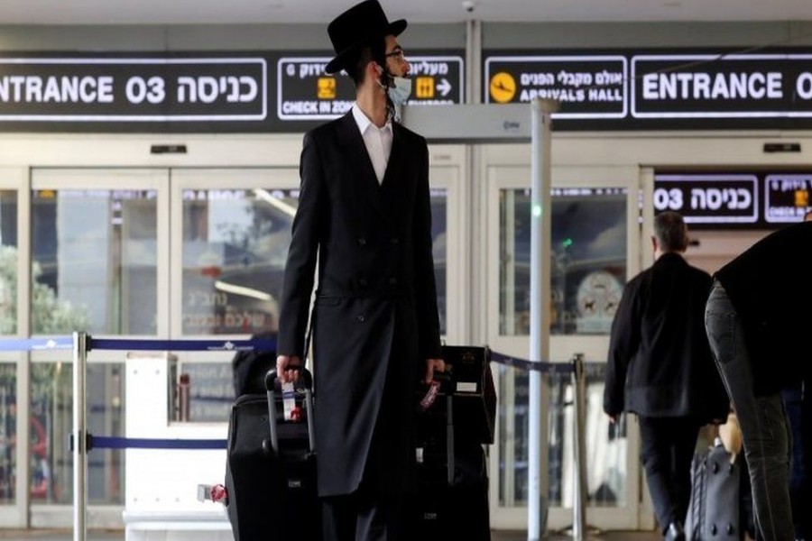 Israel to ban entry of foreigners over new Covid variant