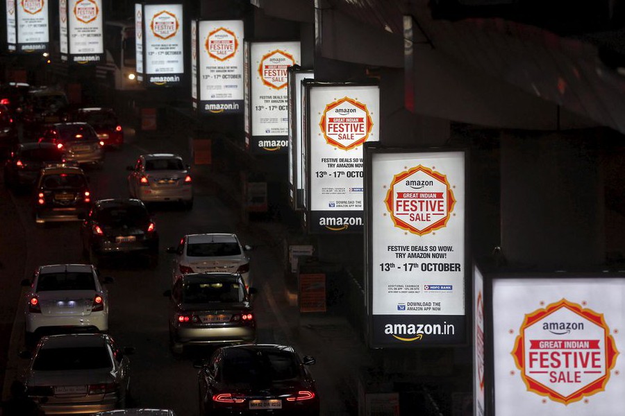 Traffic moves on a road past advertisements of Indian online marketplace Amazon, in Mumbai, India, October 15, 2015. REUTERS/Shailesh Andrade/File Photo