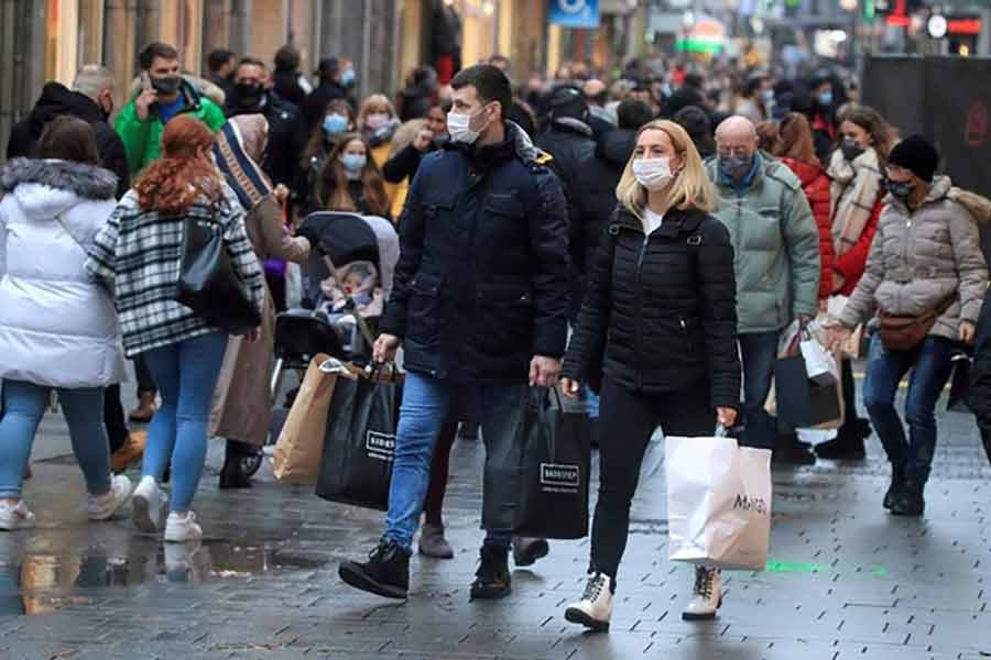 Tighter pandemic restrictions put people off from Christmas shopping in Germany