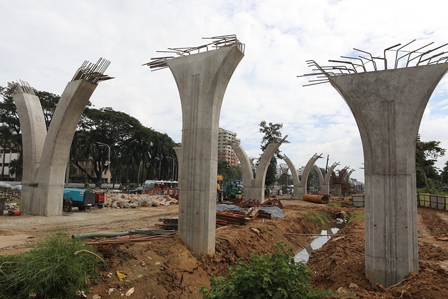 The Y-type piers of the Dhaka elevated expressway constructed beside the railway track near Kakoli in the capital — FE/Files