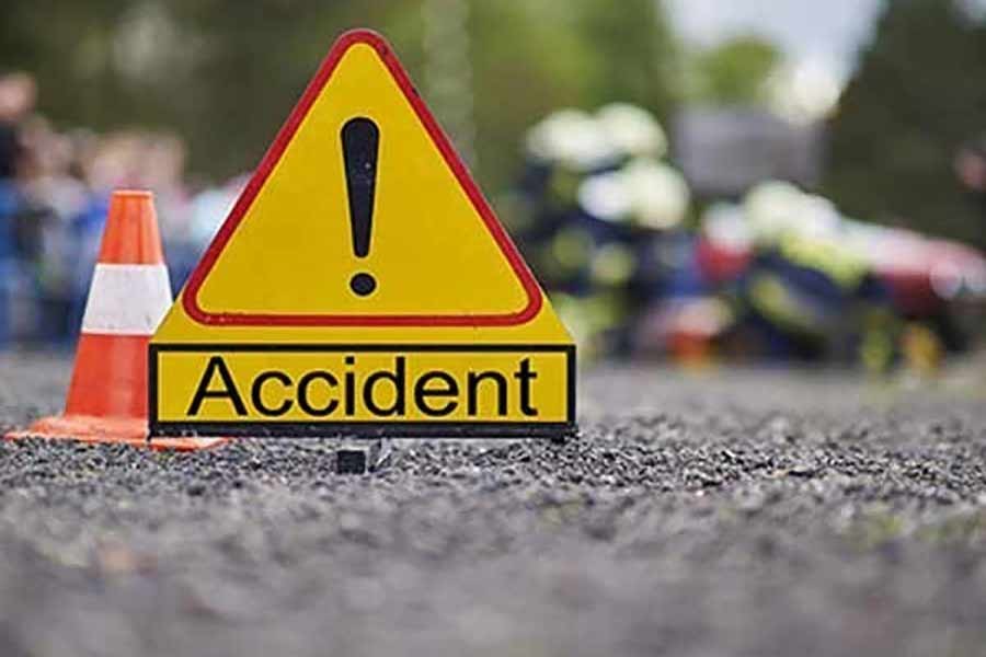 Truck hits auto-rickshaw, father and daughter die