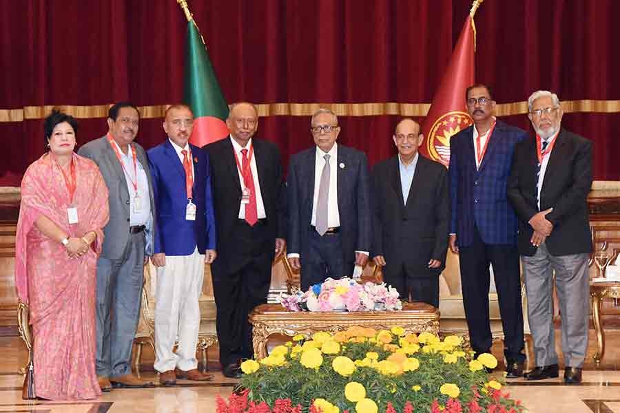President Abdul Hamid posing for photograph with a delegation of Jatiya Party (JP) at the Durbar Hall of Bangabhaban on Monday -PID Photo