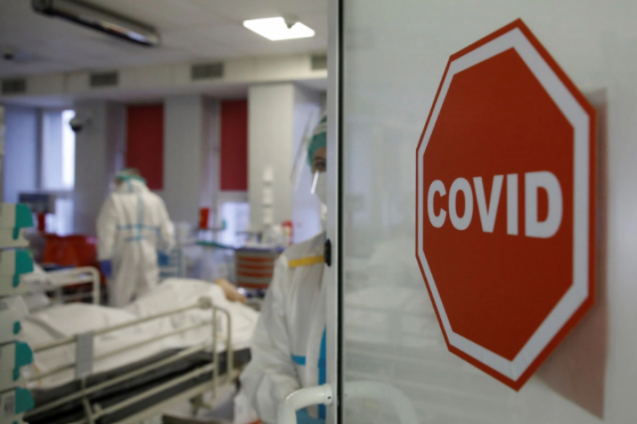 Medical staff members treat patients inside the coronavirus disease (COVID-19) ward at the Interior Ministry Hospital in Warsaw, Poland, November 8, 2021. REUTERS/Kacper Pempel