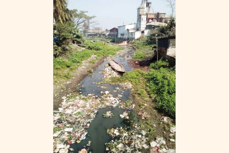 Garbage and wastes floating on Dakatia river in Chandpur district — FE Photo
