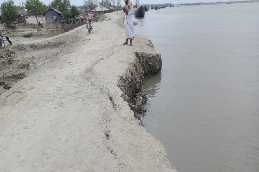 Crack on embankment causes concern in Satkhira hamlets