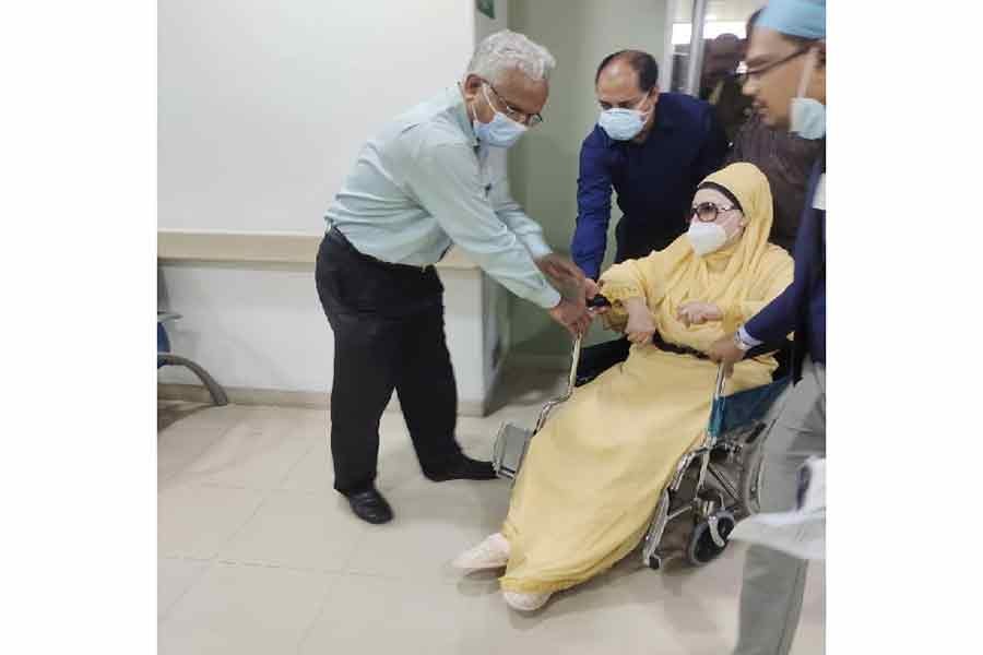 Khaleda returns home after undergoing medical tests at Evercare Hospital