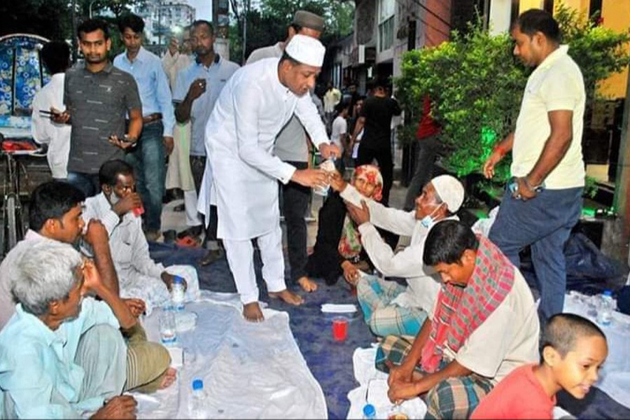 Helal Akbar Chowdhury distributes Iftar, Seheri  among poor people