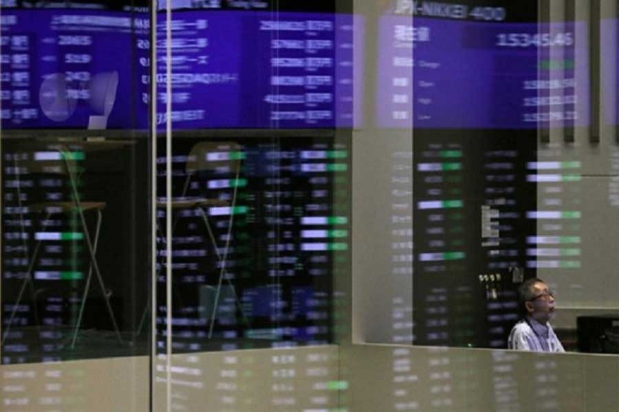 Global stock markets fall as economy fears grow