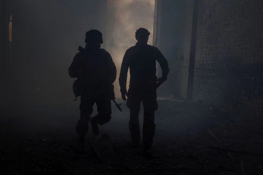 Ukrainian service members walk in the industrial area of the city of Sievierodonetsk, as Russia's attack on Ukraine continues, Ukraine June 20, 2022. REUTERS/Oleksandr Ratushniak/File Photo