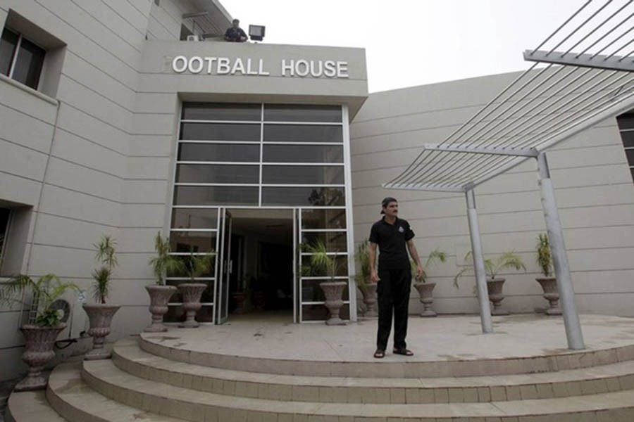 A security guard stands outside the Pakistan Football Federation House building in Lahore, Pakistan, Jul 6, 2015. To match Insight FIFA-SOUTHASIA/ Reuters