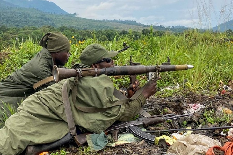 Armed Forces of the Democratic Republic of the Congo (FARDC) soldiers take their position following renewed fighting near the Congolese border with Rwanda, outside Goma in the North Kivu province of the Democratic Republic of Congo May 28, 2022. REUTERS/Djaffar Sabiti/File Photo