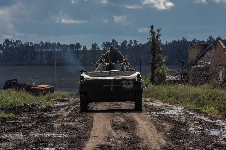 Ukrainian service members ride in an armoured fighting vehicle, amid Russia's attack on Ukraine, in Kharkiv region, Ukraine Sept 24, 2022. REUTERS/Oleksandr Ratushniak