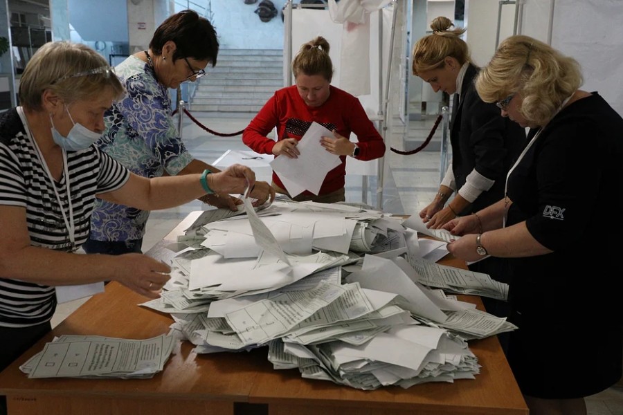 Members of a local electoral commission count ballots at a polling station following a referendum on the joining of Russian-controlled regions of Ukraine to Russia, in Sevastopol, Crimea on 27 September, 2022 - Reuters
