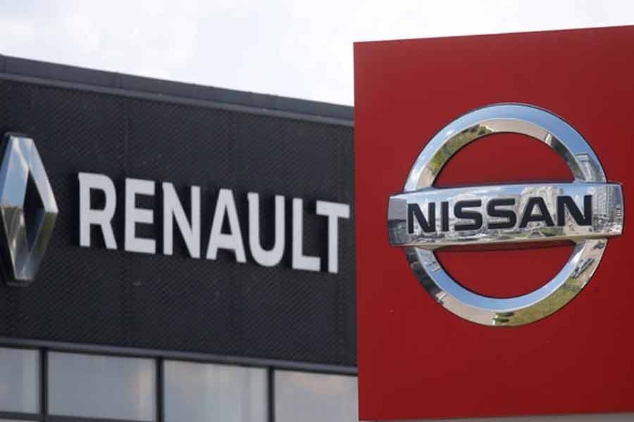 The logos of car manufacturers Nissan and Renault are pictured at a dealership Kyiv, Ukraine June 25, 2020. REUTERS/Valentyn Ogirenko/File Photo
