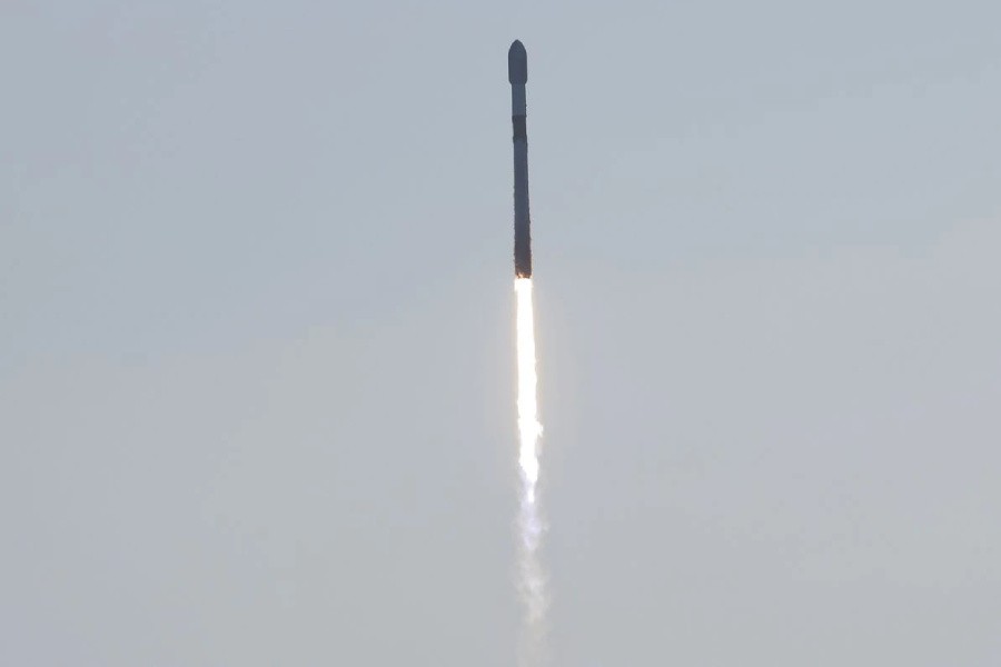 A SpaceX Falcon 9 rocket lifts off, carrying 53 Starlink internet satellites, from the Kennedy Space Center in Cape Canaveral, Florida, US, May 18, 2022. REUTERS/Joe Skipper/File Photo