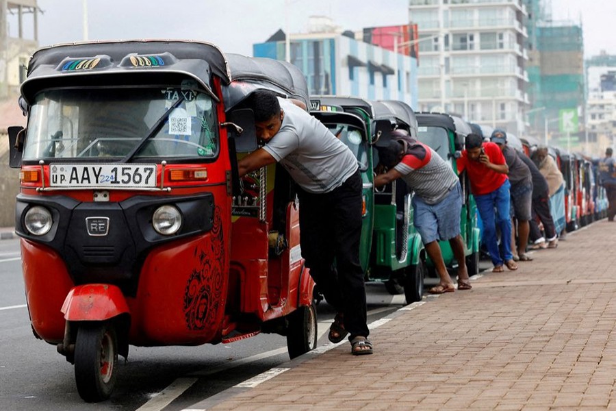 Drivers push auto rickshaws in a line to buy petrol from a fuel station amid Sri Lanka's economic crisis, in Colombo, Sri Lanka on July 29, 2022 — Reuters/Files