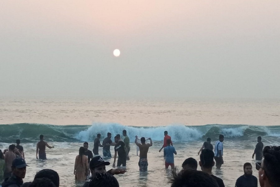Cox's Bazar tourists witness final sunset of 2022