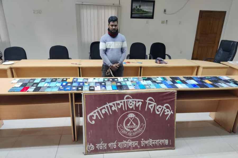 Indian citizen held with 132 mobile phones at Sonamasjid land port