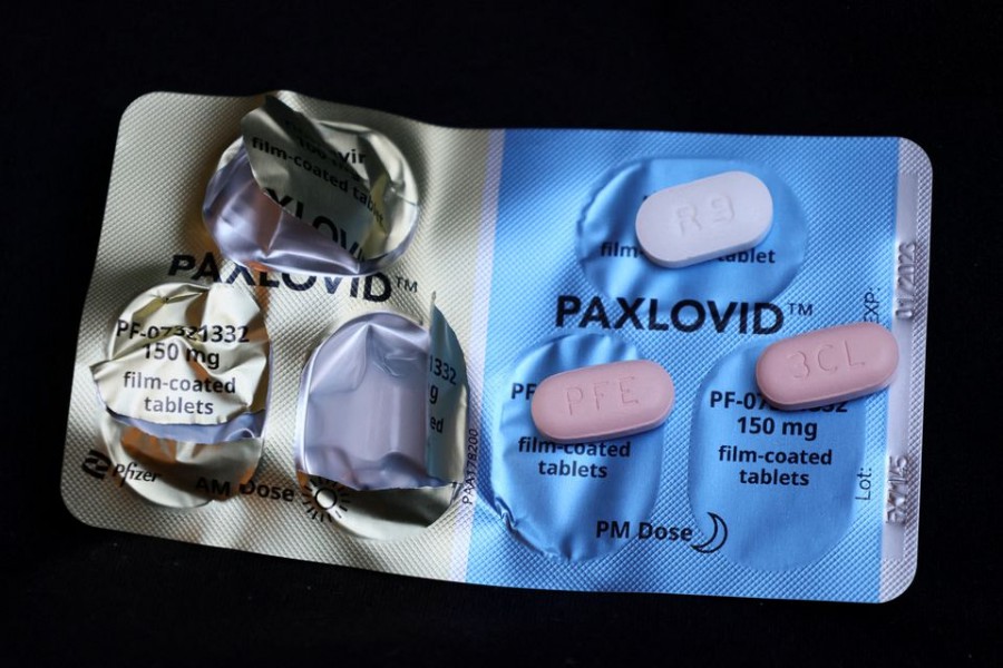 Paxlovid, Pfizer's anti-viral medication to treat the coronavirus disease (COVID-19), is displayed in this picture illustration taken October 7, 2022. A morning and an evening does consists of one white 100-milligram tablet of Ritonavir and two pink 150-milligram tablets of PF-07321332. REUTERS/Wolfgang Rattay/Illustration