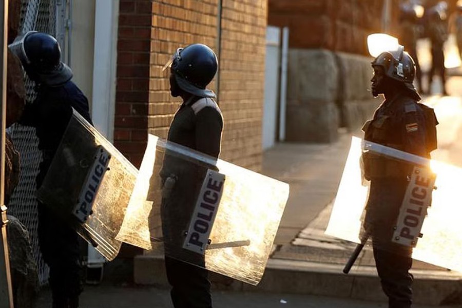 Riot police officers keep watch outside the Tredgold Building Magistrate court in Bulawayo, Zimbabwe, August 19, 2019. REUTERS/Philimon Bulawayo