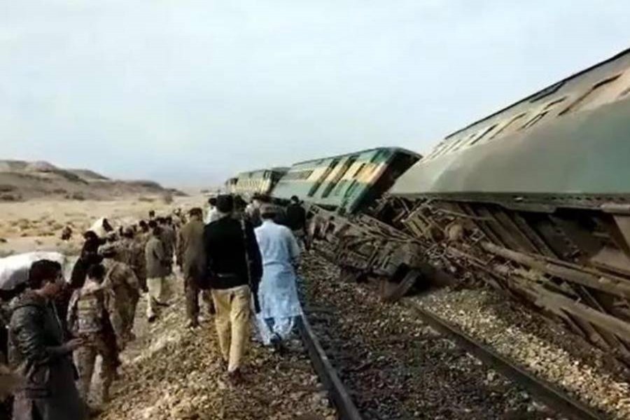 Bombing derails passenger train in Pakistan, injures 15