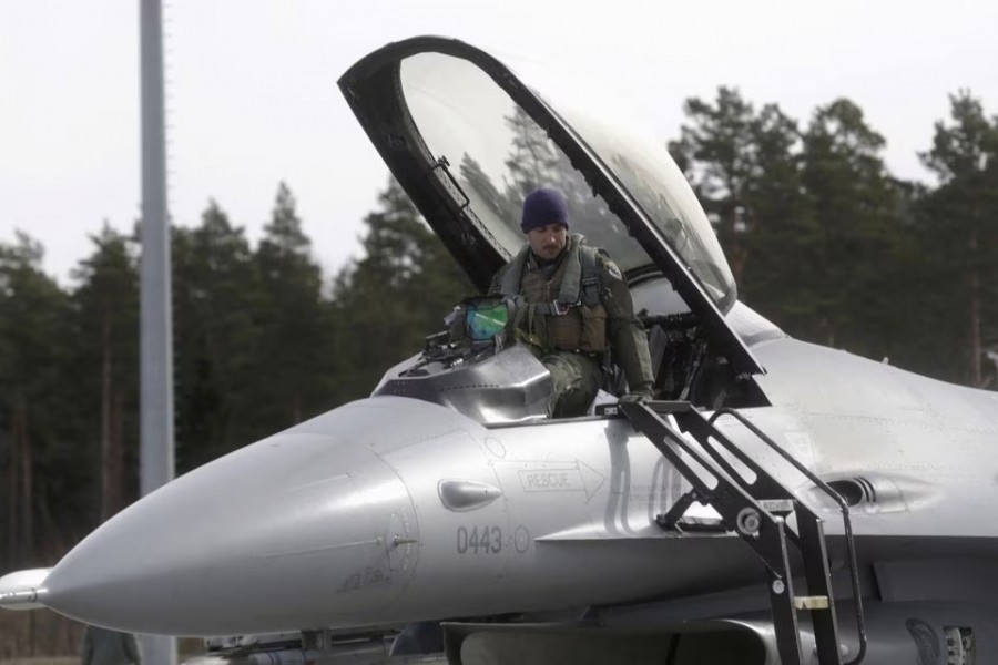 A US Air Force 510th Fighter Squadron pilot leaves his F-16 fighter in Amari air base on March 26, 2015 — Reuters/Files