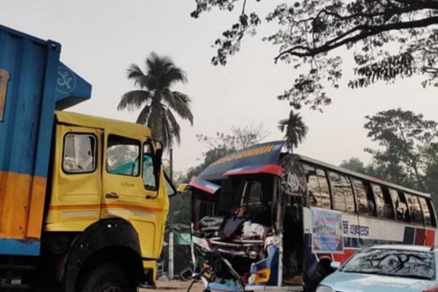 Picnic bus collides with covered van in Ctg, 30 hurt