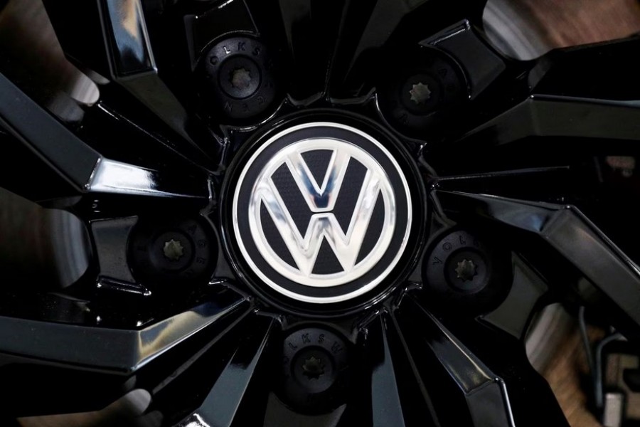 The logo of German carmaker Volkswagen is seen on a rim cap in a showroom of a Volkswagen car dealer in Brussels, Belgium July 9, 2020. REUTERS/Francois Lenoir/File Photo
