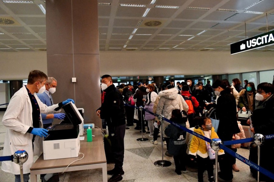Passengers wait in a queue, after Italy has ordered coronavirus disease (COVID-19) antigen swabs and virus sequencing for all travellers coming from China, where cases are surging, at the Malpensa Airport in Milan, Italy, December 29, 2022. REUTERS/Jennifer Lorenzini