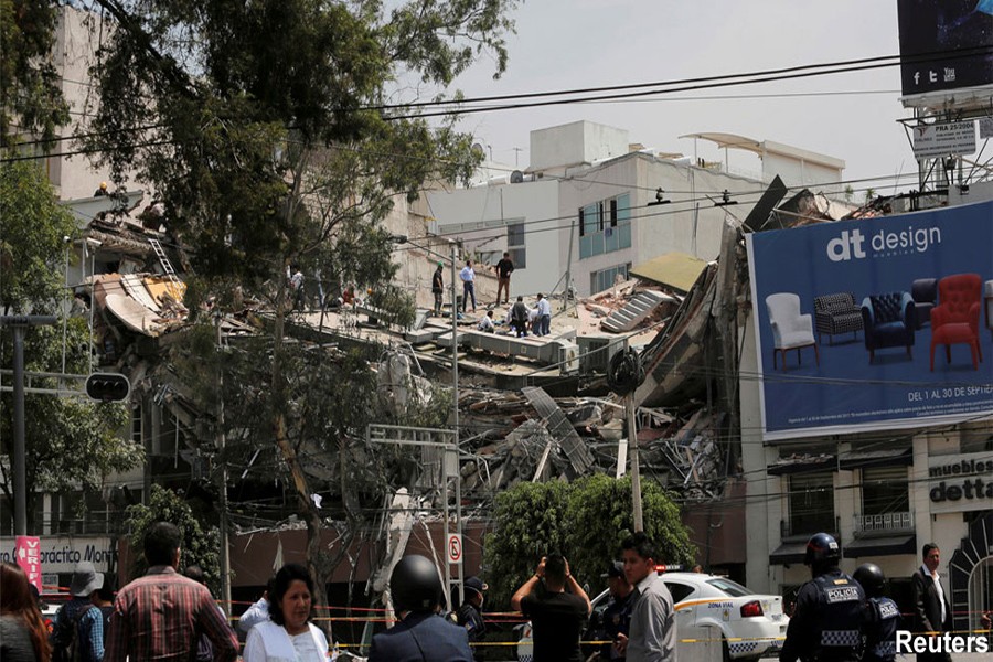 Mexico earthquake: Rescuers race to save children