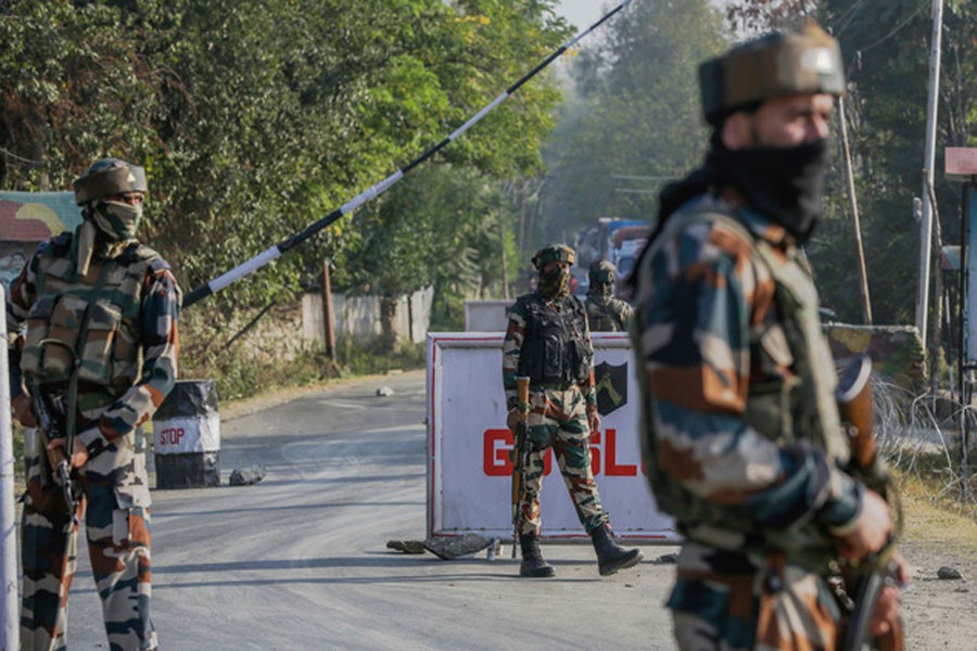 Indian army soldiers guard outside the base camp which was attacked by suspected militants at Baramulla, northwest of Srinagar, Indian controlled Kashmir, Monday, Oct. 3, 2016. (AP photo)