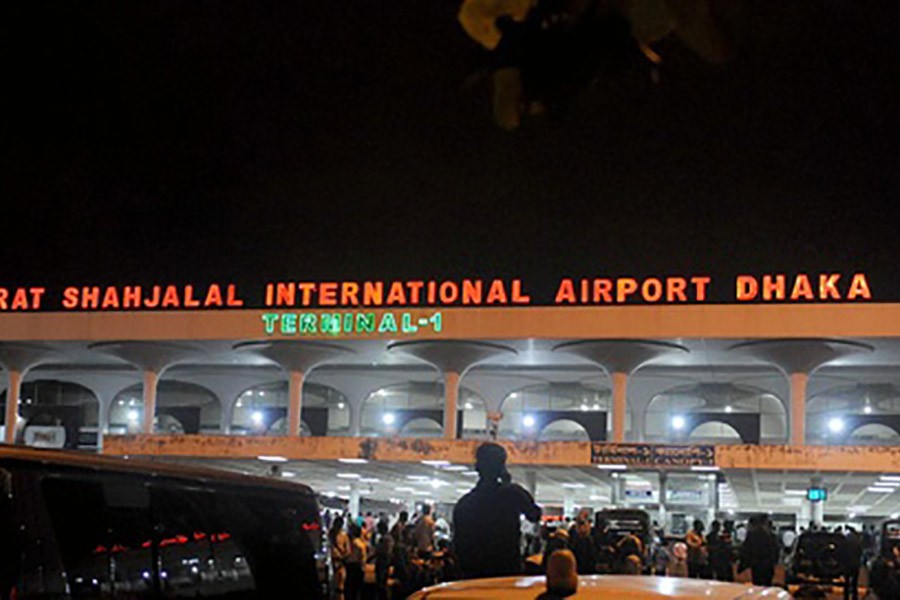 Customs officials arrest Biman staff, passenger with gold
