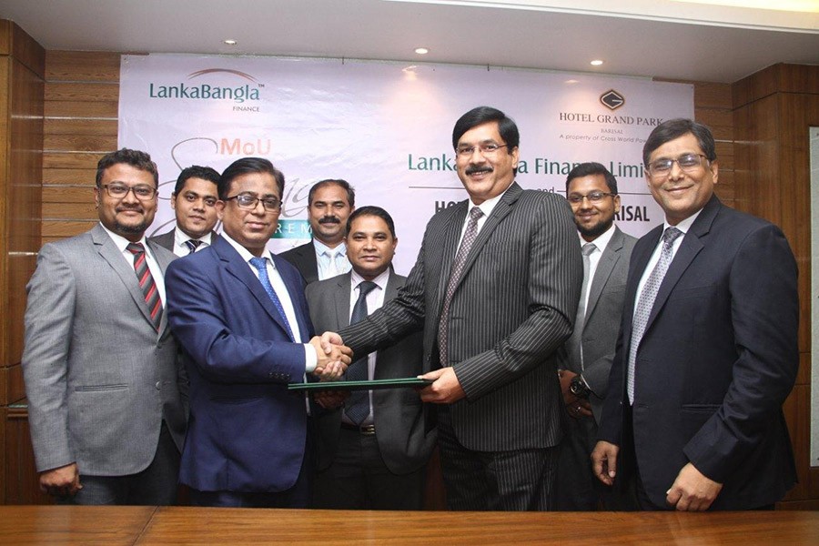 Khurshed Alam (L), Head of Retail Finance of LBF and Mahboob Alam, General Manager of Hotel Grand Park signed the MoU on behalf of their respective organisations.