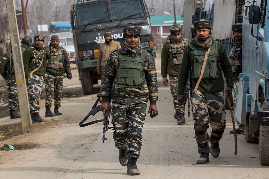 Indian army and paramilitary soldiers leave the site of a gun battle with suspected rebels in Hajin Village of Srinagar, Indian controlled Kashmir, Tuesday, Feb. 14, 2017. (AP photo)