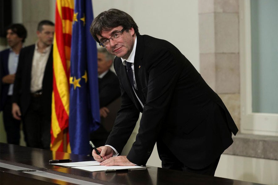 Former Catalan President Carles Puigdemont signs a declaration of independence at the Catalan regional parliament in Barcelona, Spain (Reuters photo)