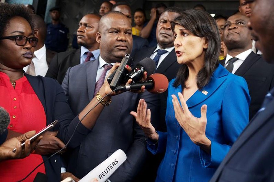 US Ambassador to the United Nations Nikki Haley and President of Congo's electoral commission (CENI) Corneille Nangaa (C) in Gombe, Kinshasa, Democratic Republic of Congo, October 27, 2017. (Reuters photo)