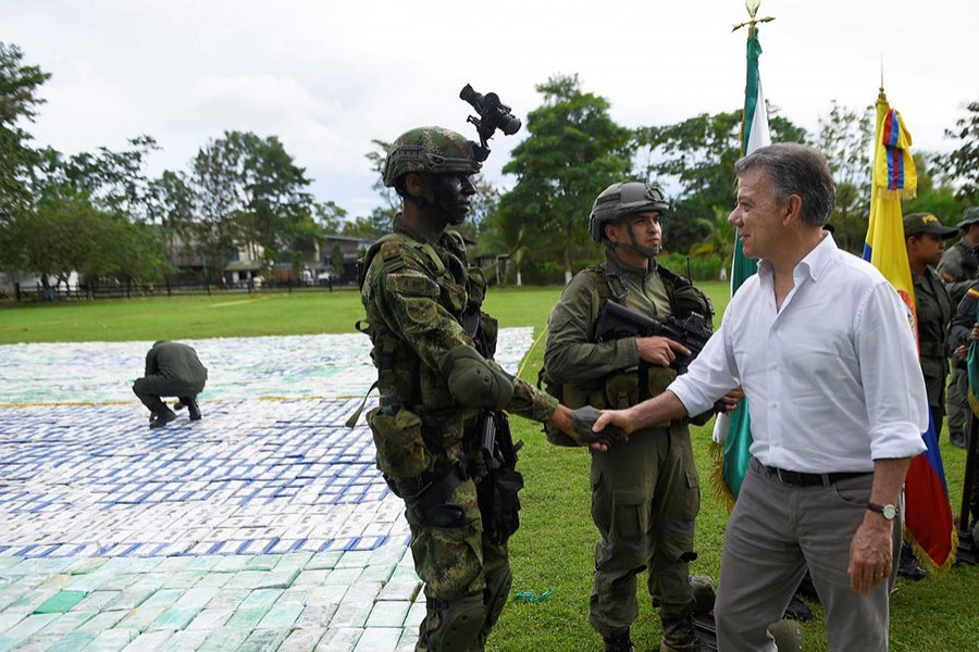 Juan Manuel Santos greets a soldier after the seizure of more than 12 tons of cocaine in Apartado, Colombia