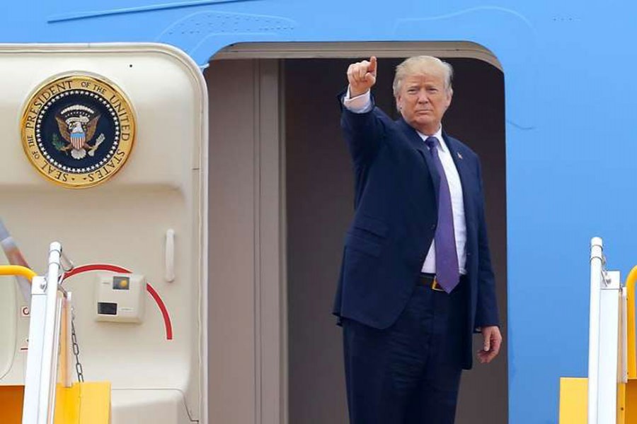 Trump reaches Philippines, offers to mediate on S China Sea
