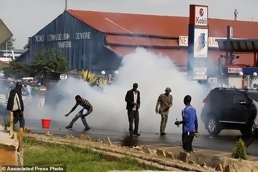 Police spray tear gas on supporters of the Kenyan opposition National Super Alliance (NASA) coalition in Nairobi, Kenya, Friday, Nov. 17, 2017.  (AP photo)