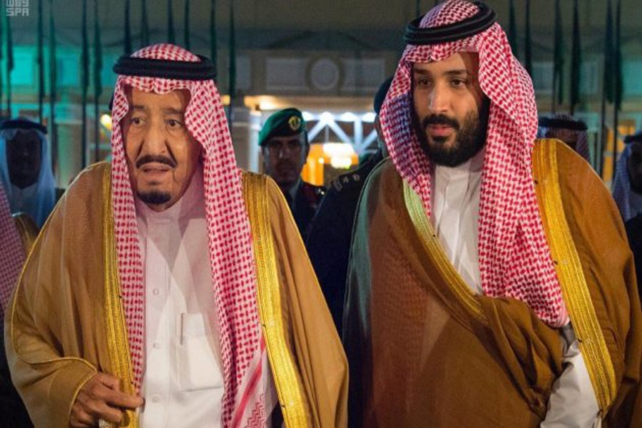 Saudi Arabia's King Salman (left) walks with his son, Crown Prince Mohammed bin-Salman in Riyadh, on November 08, 2017.  —Photo: Reuters