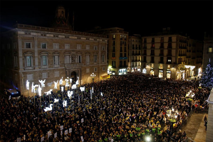 People stand during a gathering asking for the release of leaders currently jailed at Sant Jaume square in Barcelona, Spain December 4, 2017. (Reuters Photo)