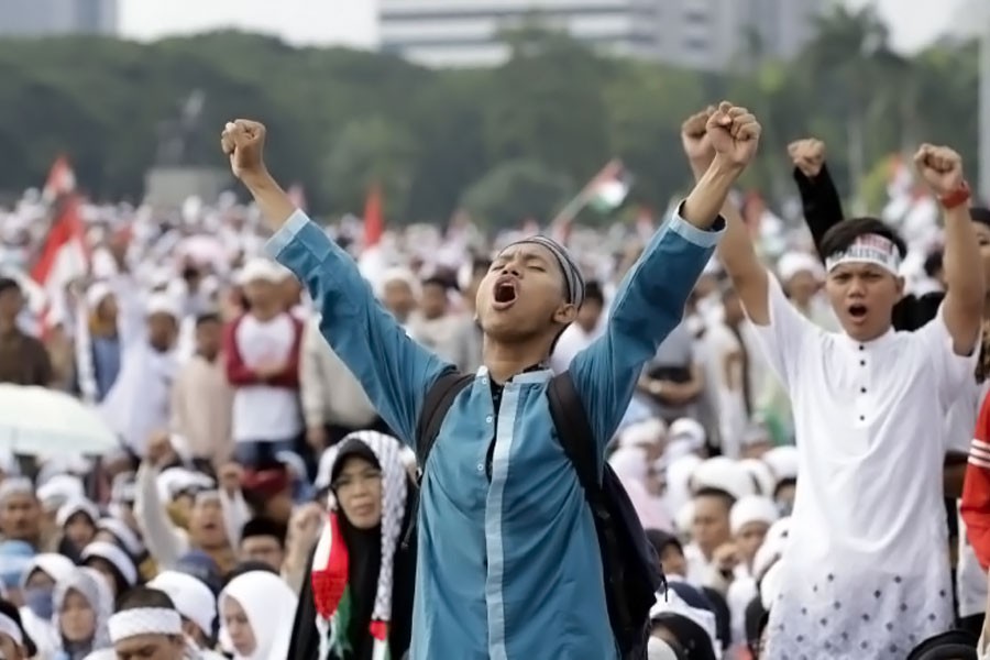 Protesters shout slogans during a rally against US President Donald Trump's recognition of Jerusalem as Israel's capital at Monas, the national monument, in Jakarta, Indonesia, Sunday, Dec. 17, 2017. (AP photo)