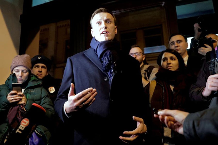 Russian opposition leader Alexei Navalny speaks to the media after submitting his documents to be registered as a presidential candidate at the Central Election Commission in Moscow, Russia December 24, 2017. (REUTERS)