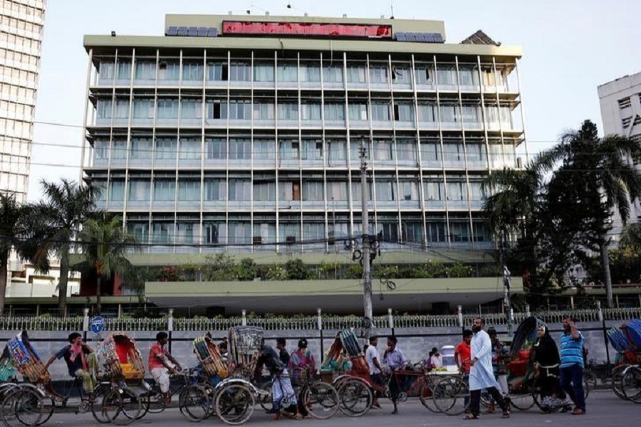 Commuters walk in front of the central bank building in Dhaka, September 30, 2016. Reuters/File Photo